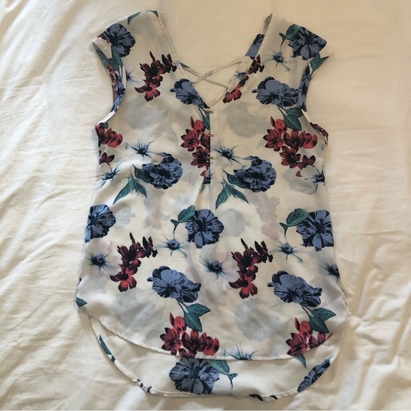 Dynamite floral sleeveless blouse. Size XS. - Picture 1 of 7